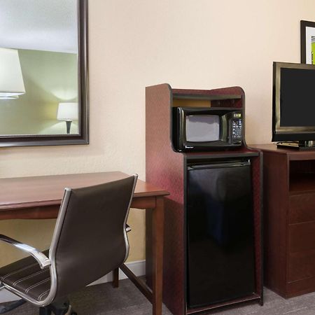 Hampton Inn Raleigh Кари Екстериор снимка