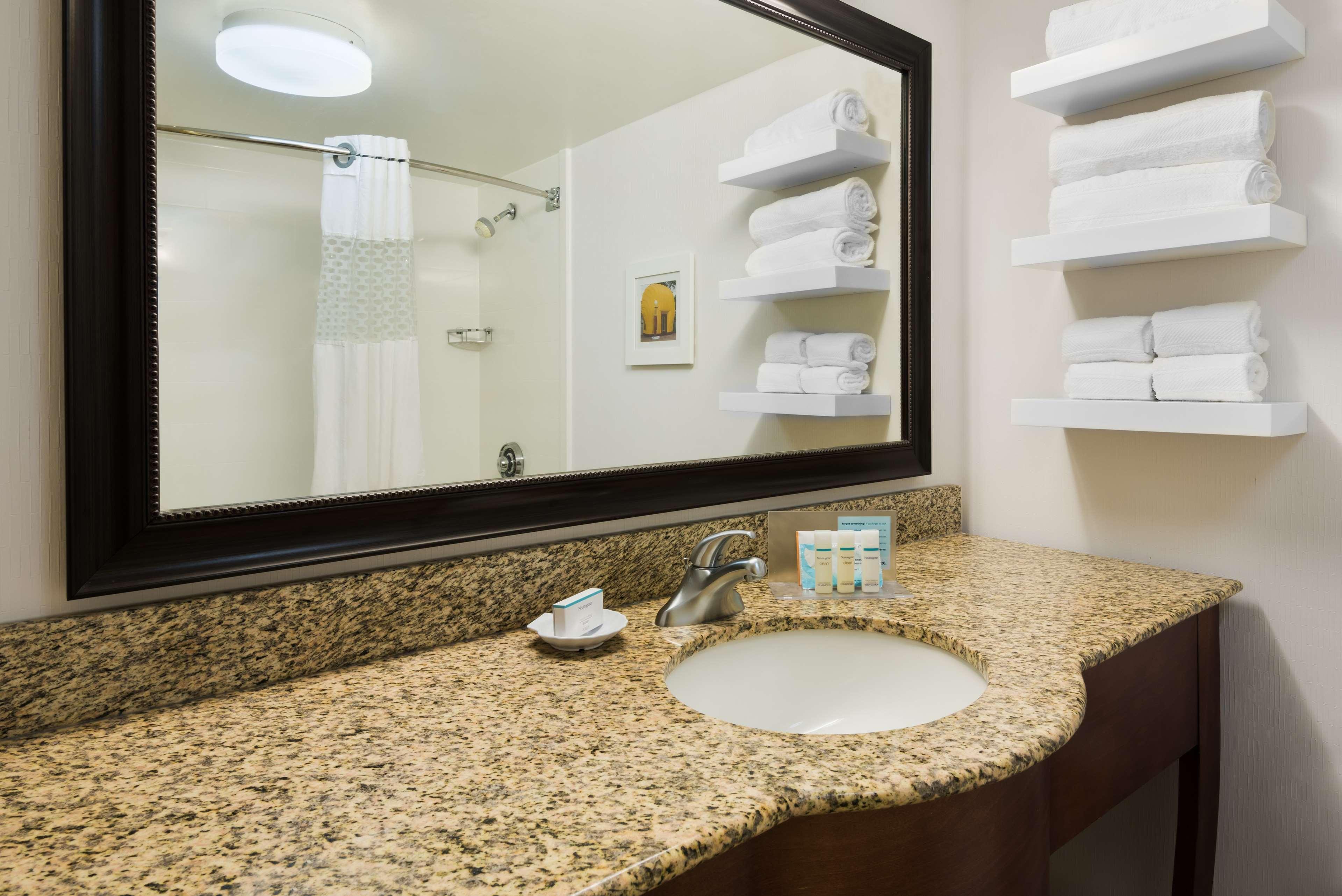 Hampton Inn Raleigh Кари Екстериор снимка