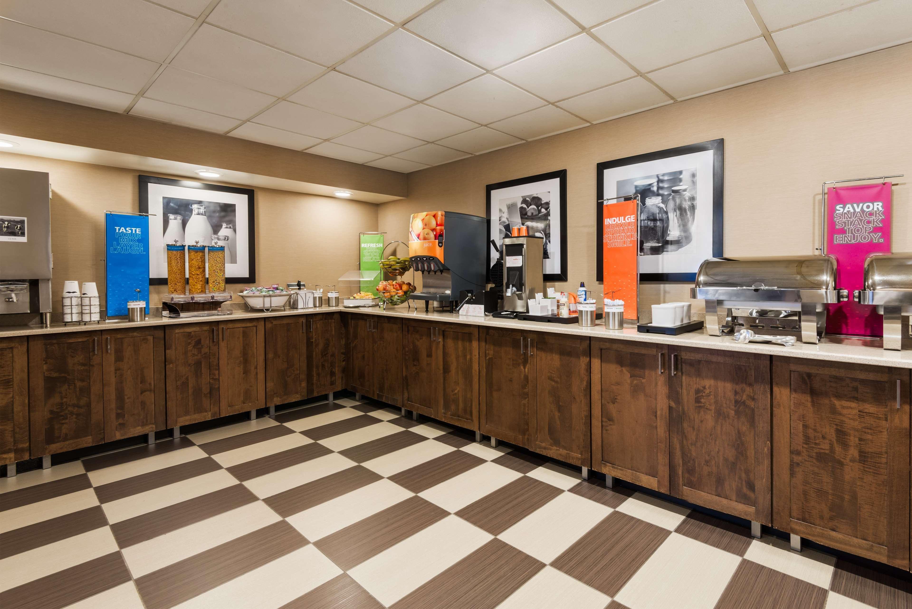 Hampton Inn Raleigh Кари Екстериор снимка
