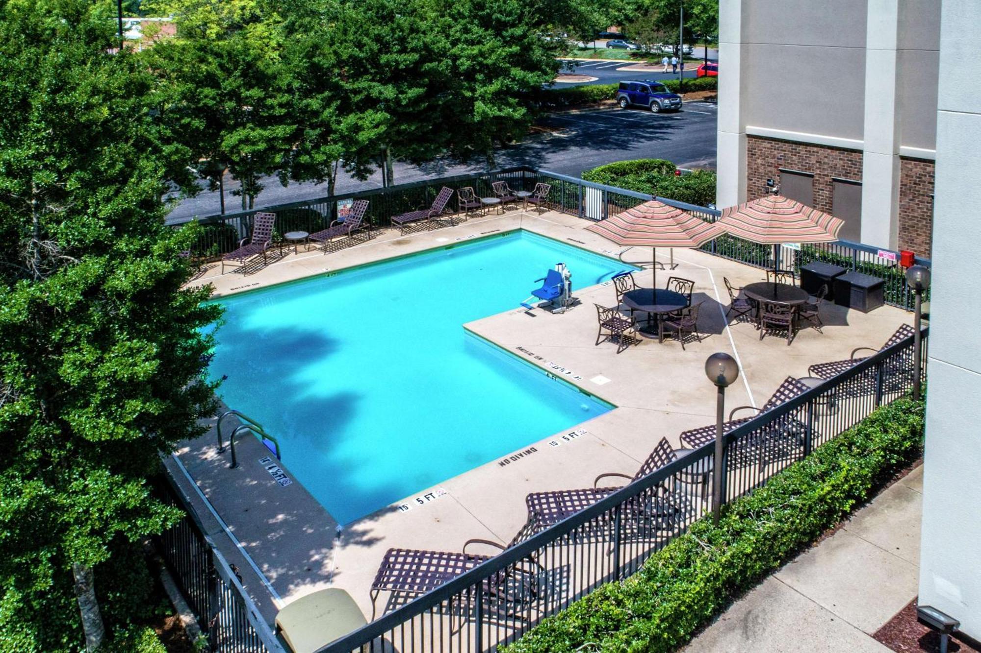 Hampton Inn Raleigh Кари Екстериор снимка