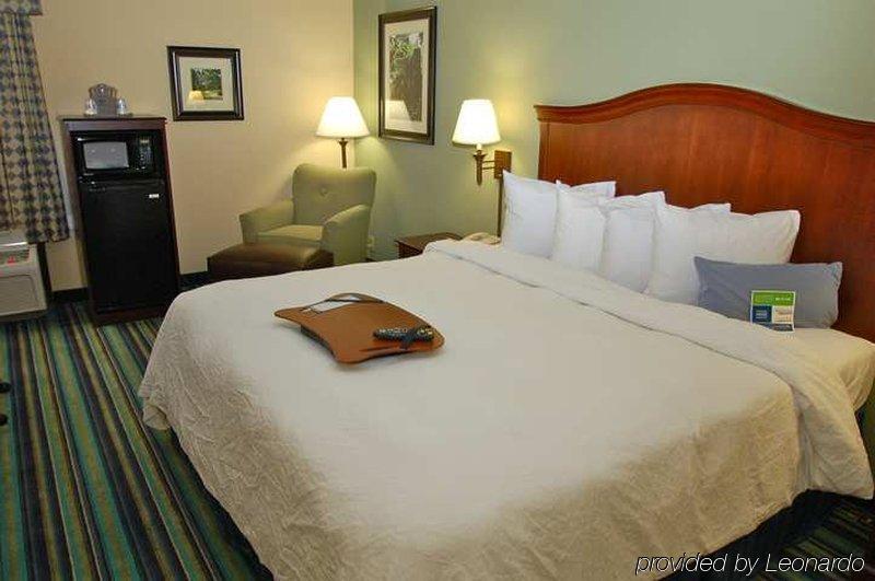 Hampton Inn Raleigh Кари Стая снимка