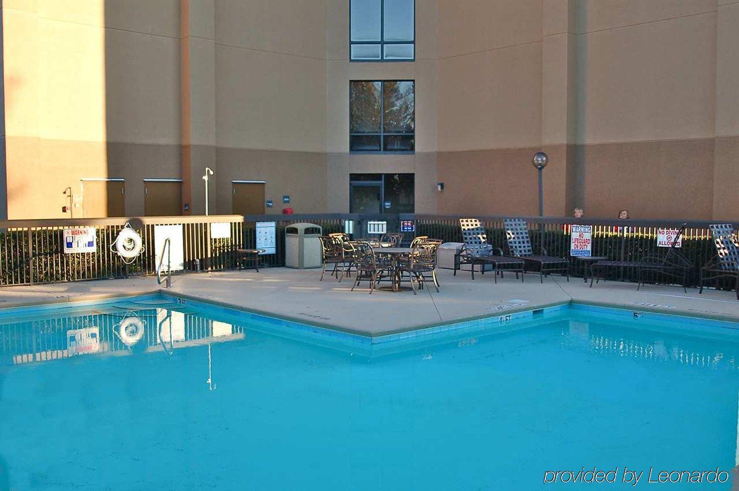 Hampton Inn Raleigh Кари Съоръжения снимка