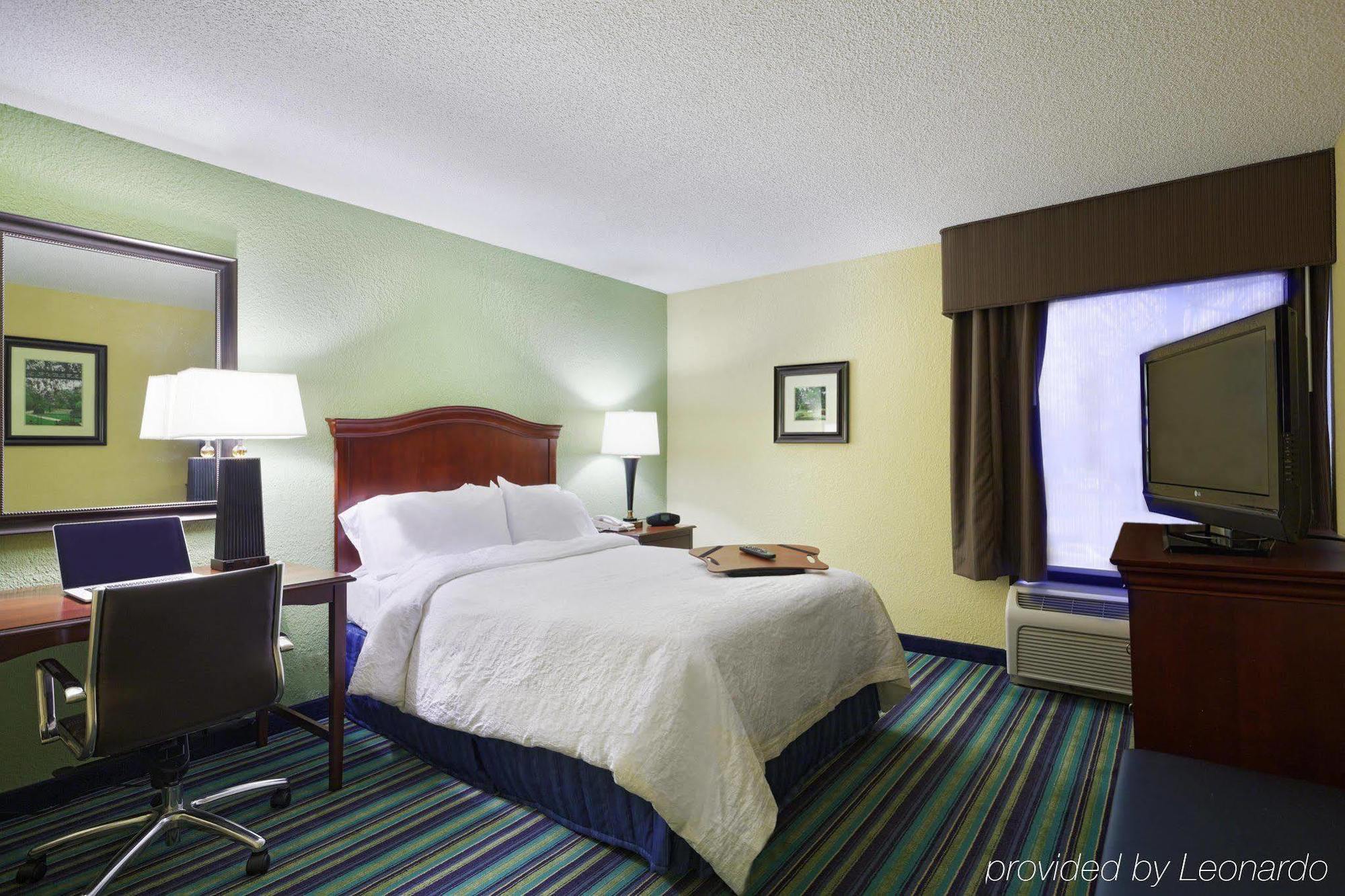 Hampton Inn Raleigh Кари Екстериор снимка