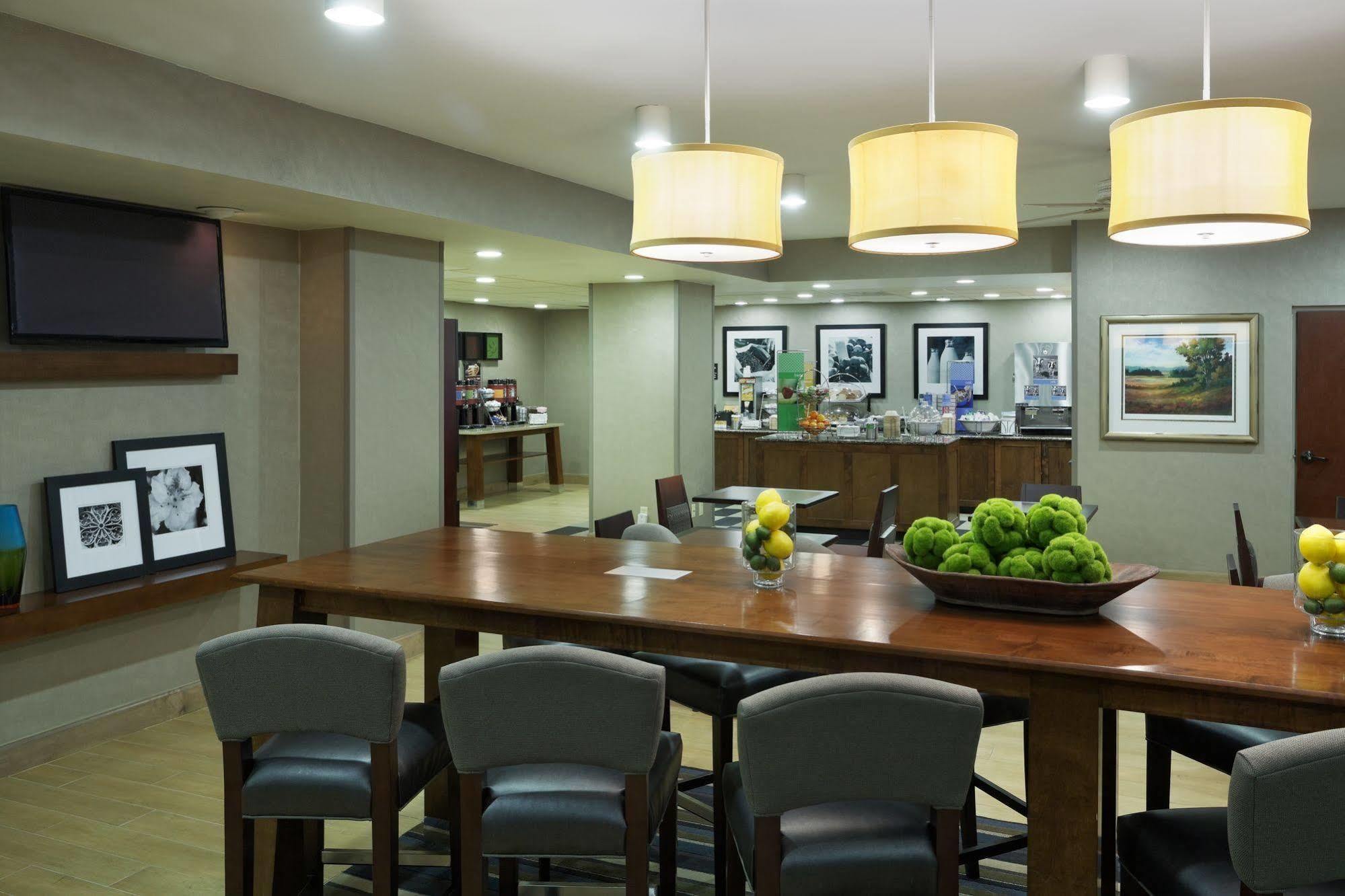 Hampton Inn Raleigh Кари Екстериор снимка