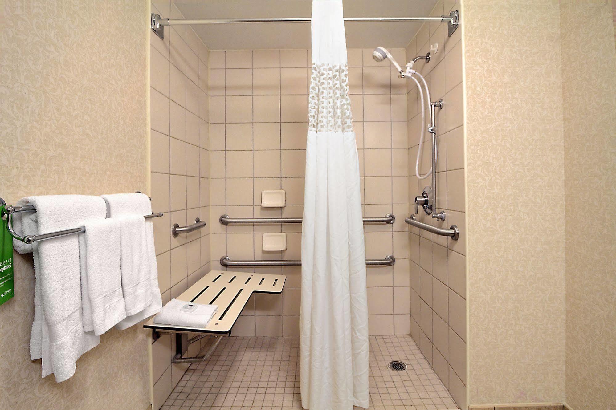 Hampton Inn Raleigh Кари Екстериор снимка