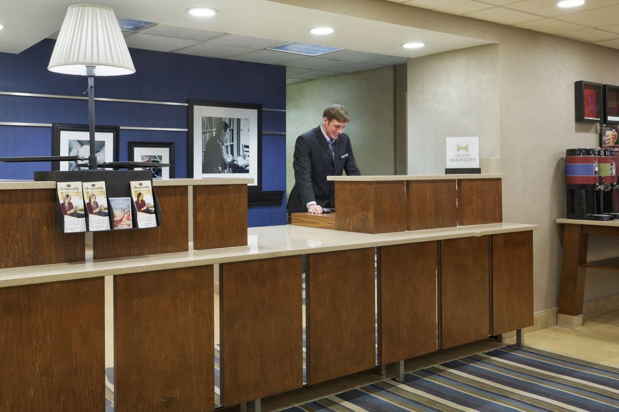 Hampton Inn Raleigh Кари Екстериор снимка