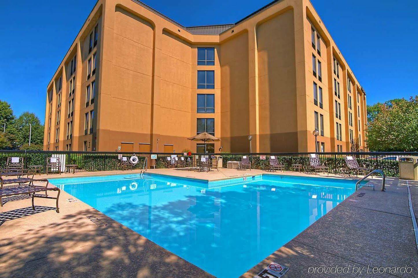 Hampton Inn Raleigh Кари Екстериор снимка